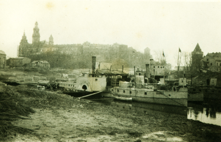 Goplana i dwa inne statki zacumowane pod Wawelem (C) http://ub.meduniwien.ac.at